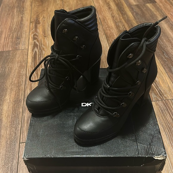 Brand: Vince Camuto
Vince Camuto Women's Andrequa High Heel Sandal Heeled - Picture 1 of 4